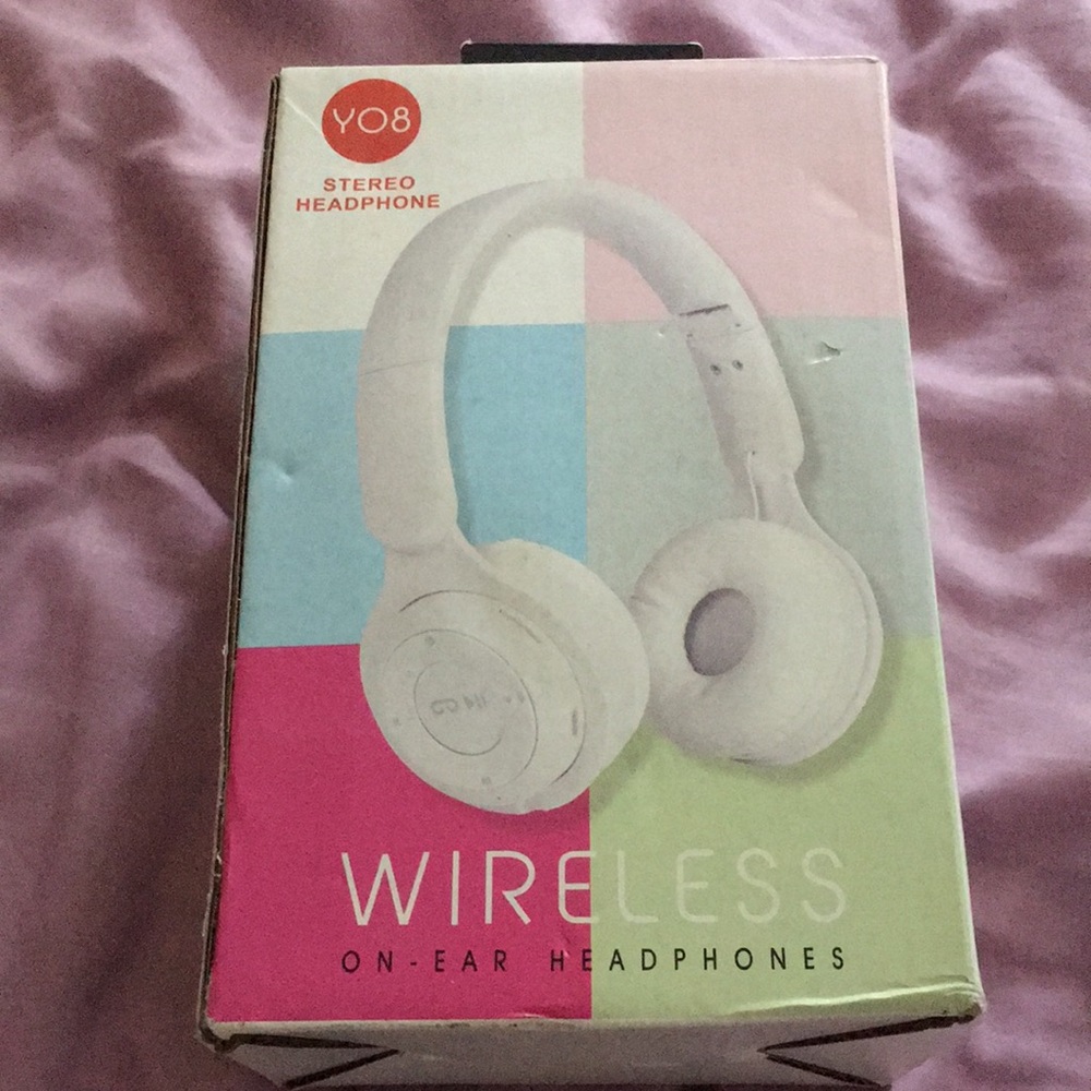 Wireless ear headphones